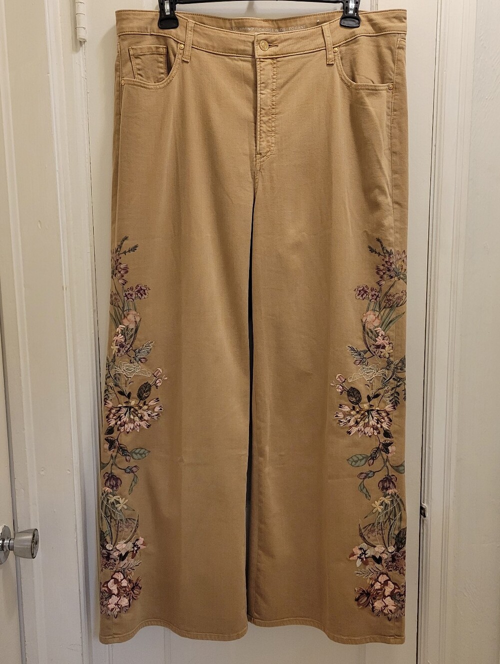 Chico's Tan So Slimming High Rise Wide Leg Jean Floral Embroidery 4R (US 20)